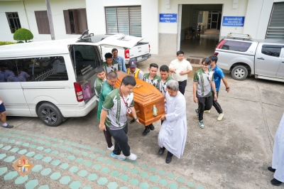 นำร่างของคุณพ่อยอห์น บอสโก วงศ์สวัสดิ์ แก้วเสนีย์ สู่วัดนักบุญยอห์น บอสโก ราชบุรี